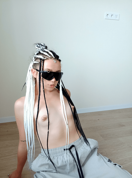 Would you really date such a flat-chested girl?