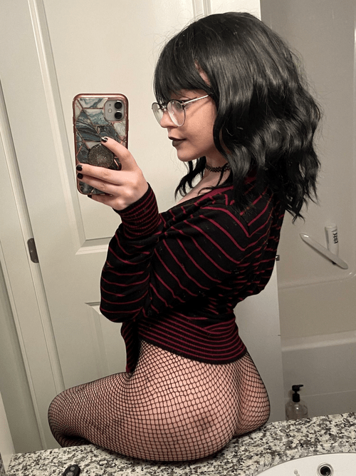 Are tight little goth bubble butts anyone's thing around here? Asking for a friend ?