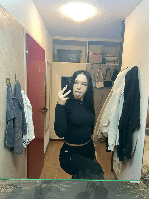 Say yes if u would nut on my cute tongue and face