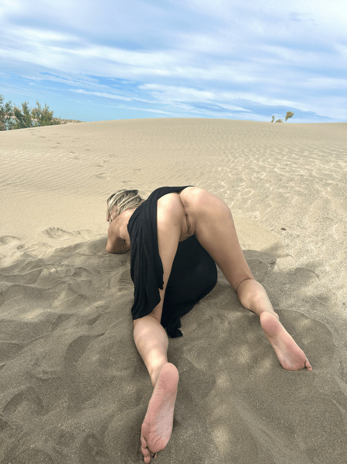 College girl with pink feet on the beach and a tight ass!