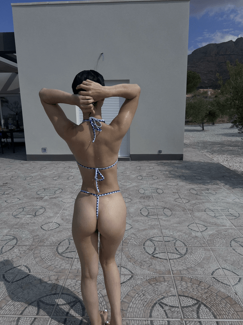 5'2 and 120lbs just enough to keep some things interesting