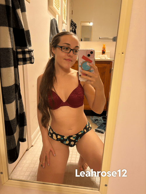 4’8 petite smash or pass? ❤️
