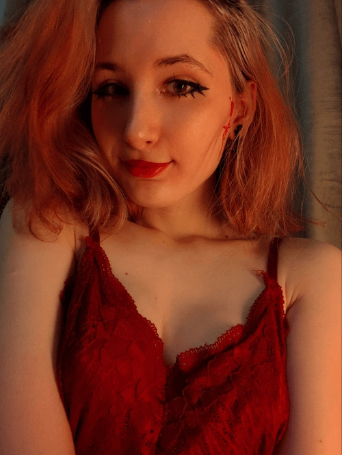 Miniaturized girl in a red dress, do you want it???