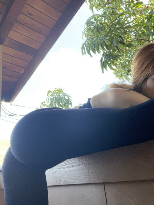 miniaturized girl with a big ass)