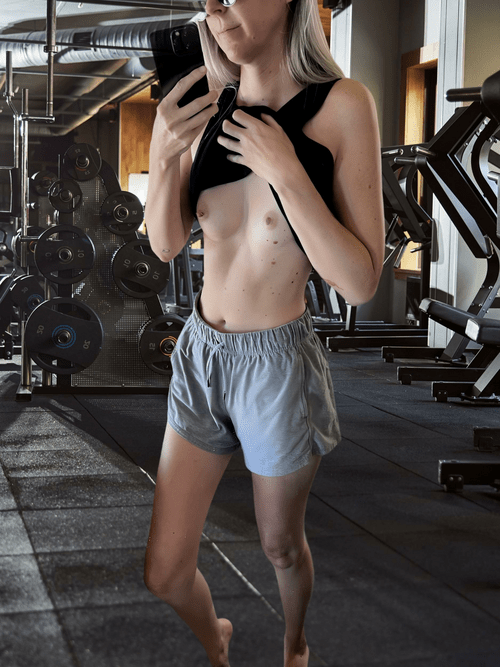 Shiny gym tits for you this morning