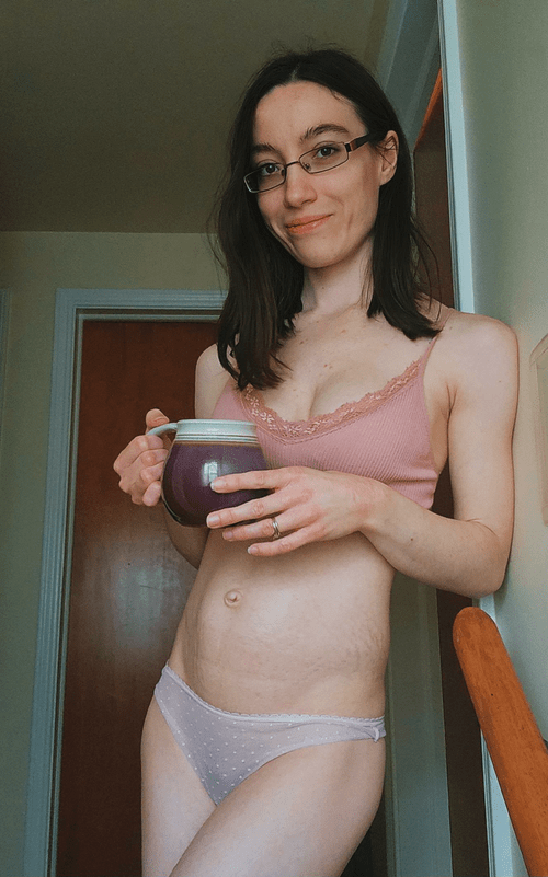 Tiny, toned MILF ?