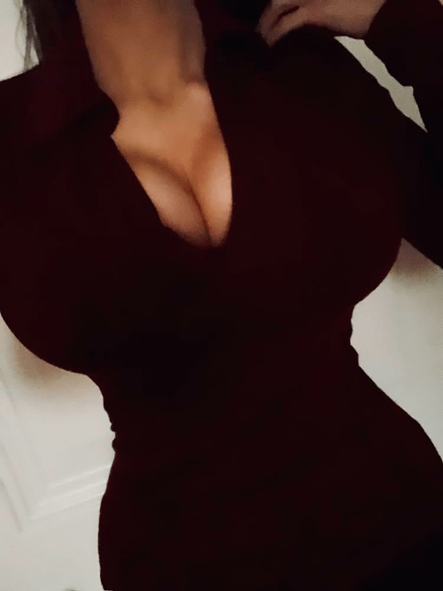 hopefully my cleavage makes up for the shitty photo quality ;)