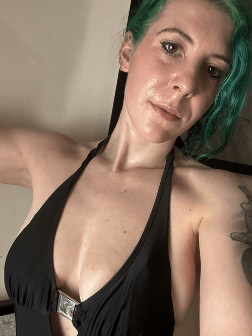 Glistening cleavage