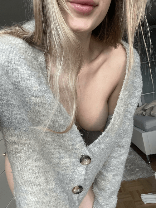 opened the door to the amazon guy like this ?