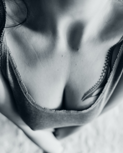 Capturing the view from above—showing off the perfect peek down my top. ?? How do you like this angle? Want more of this or something else? ??✨