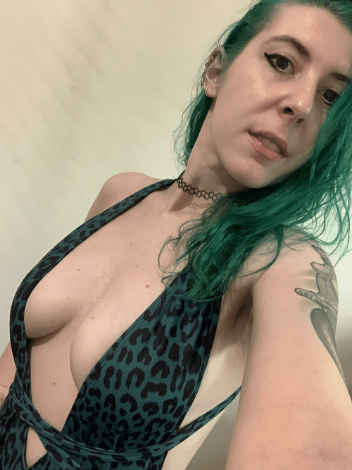Teal leopard cleavage