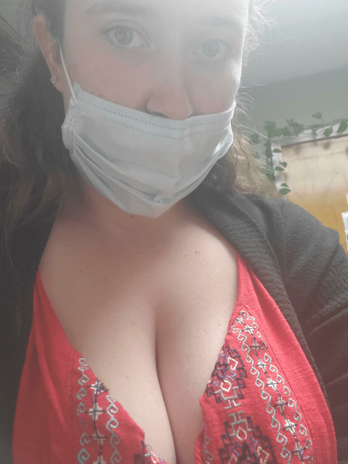 Front desk cleavage lol ?