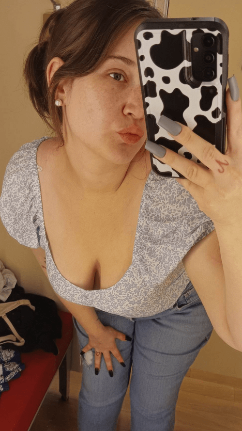 Too much cleavage or not enough ? I want to make you happy