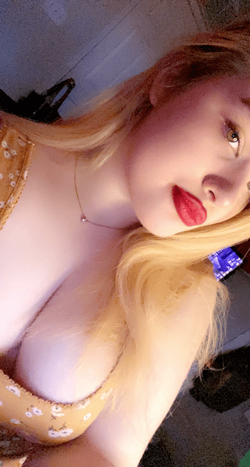 (19) A little bit of cleavage for you daddies ☺️