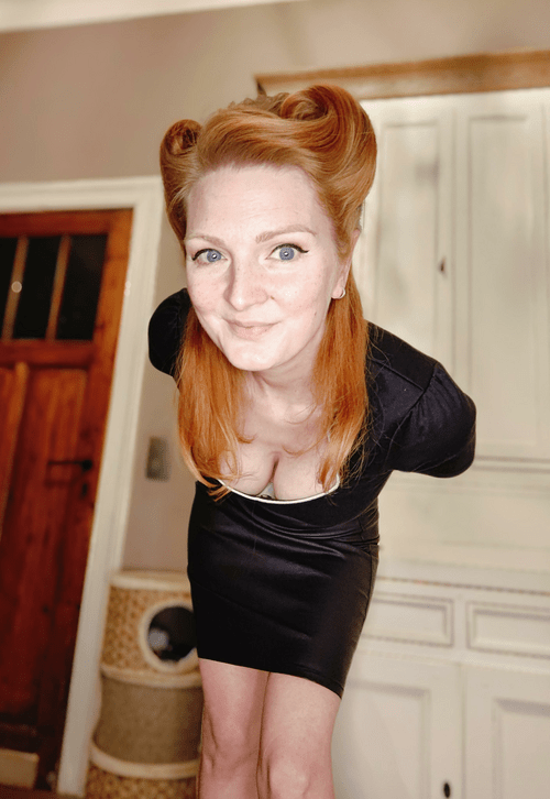 Alternative beauty: pale skin, pin-up heart and ginger spirit??