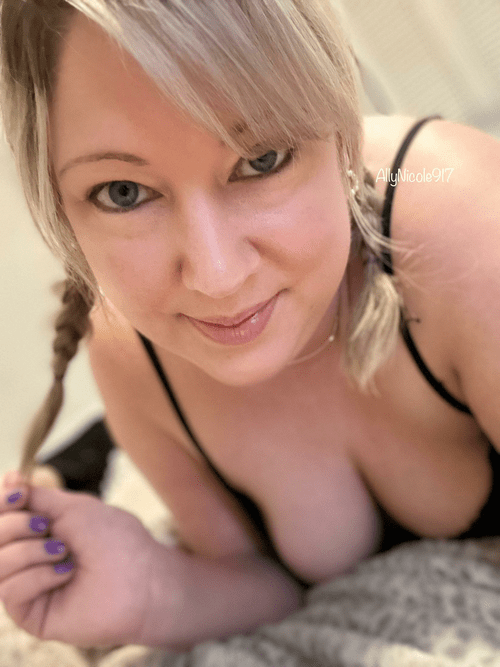 Just a flirty mom saying hello