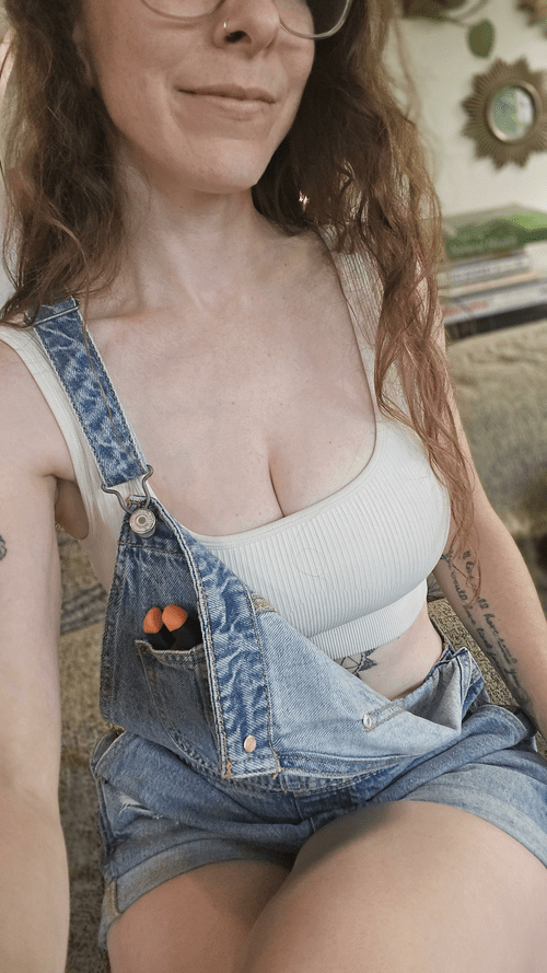 A bit of cleavage while working in the yard ?