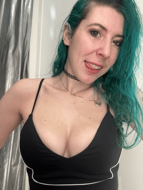 Black Fri shopping cleavage