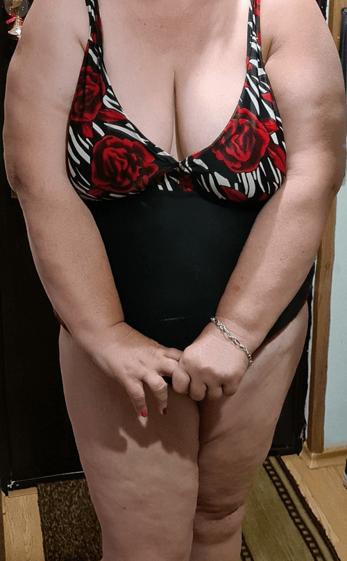 Mom got herself new swimsuit.