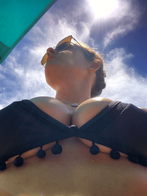 Sunshine, underboob, and cleavage... what more could you ask for on a Monday?