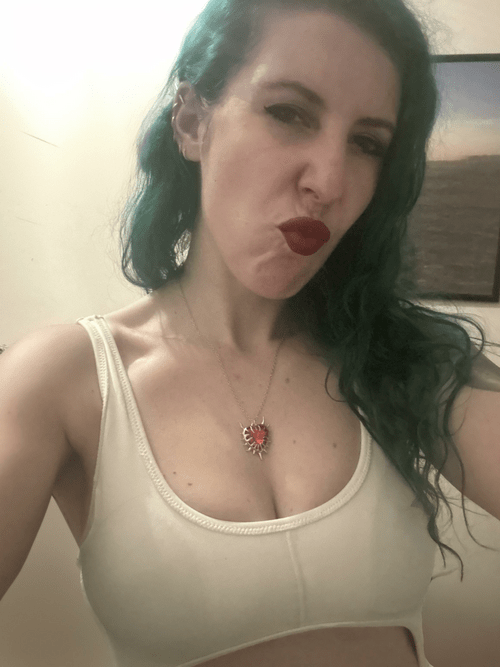 Alt girl kisses