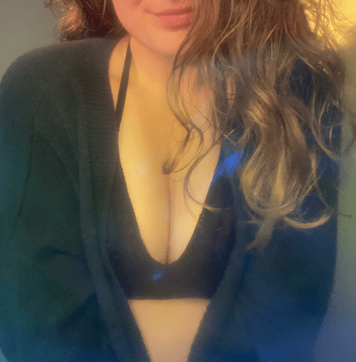 Dreamy lighting and afternoon cleavage