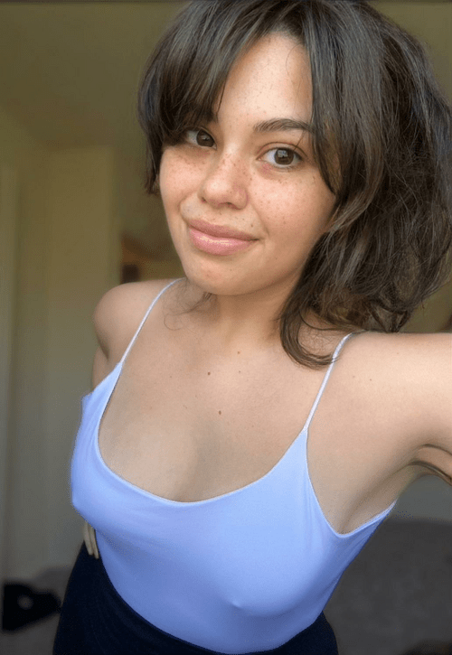 No makeup no bra Latina coming to clean the house lol