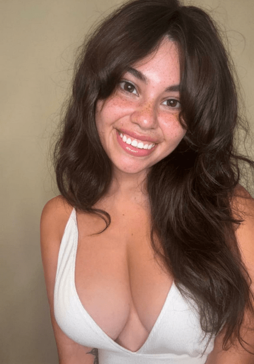 Freckled no makeup Latina