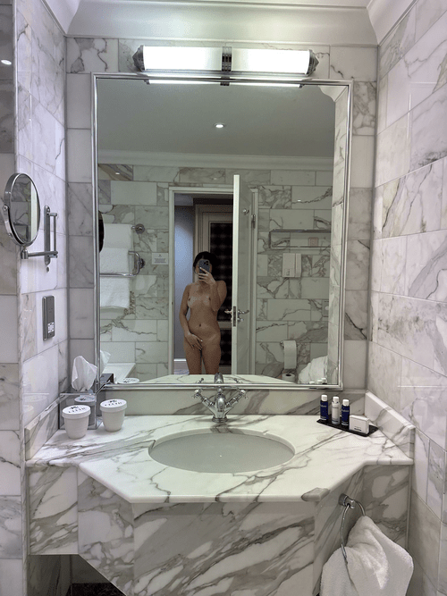 GUYS!!! HOW NICE IS THIS BATHROOM