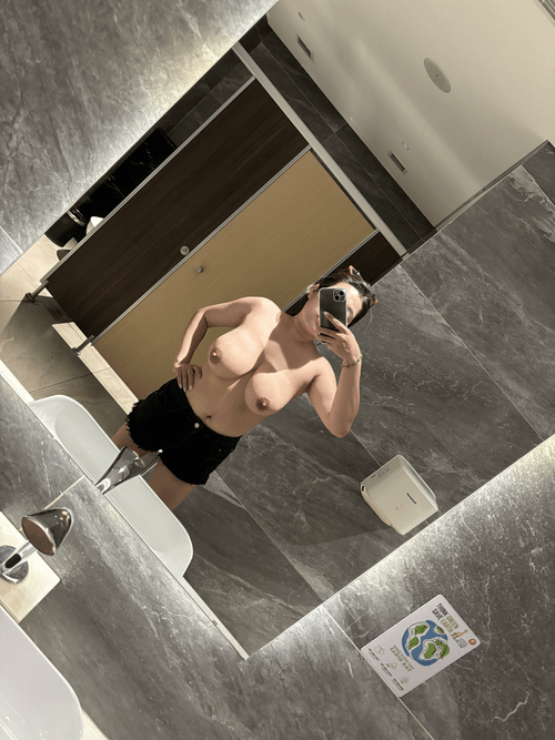 I can't hide,also don't wanna hide my mombod. Still sexy af