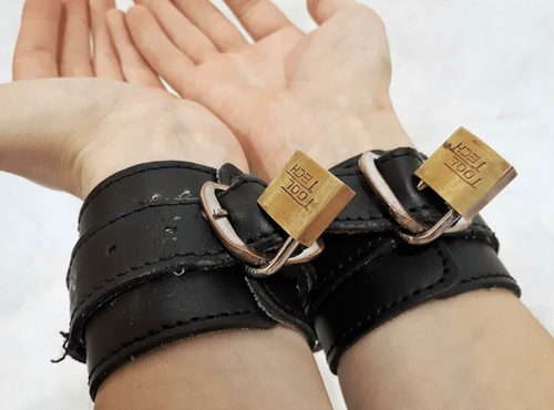 Easy lifehack to keep the leather cuffs securely on your sub.