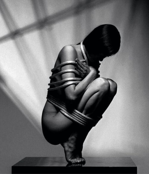 A B&amp;W shibari pose