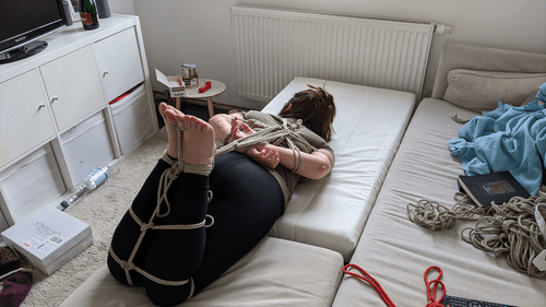 Amateur finds herself tied up ath the first date.