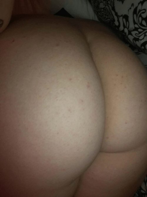 Who likes my big round ass. Spoon fuck me?