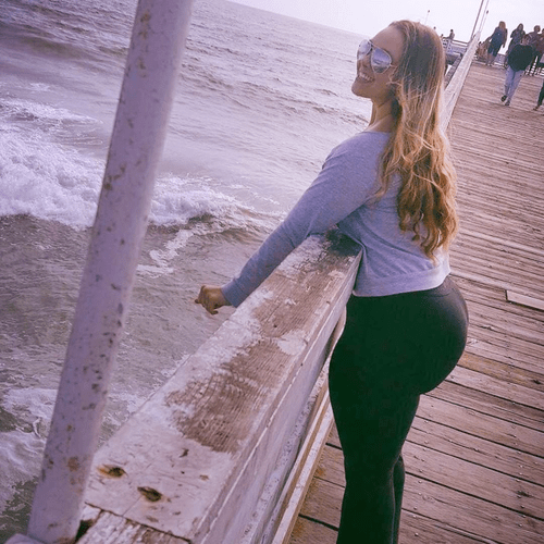 Pawg by the pier.