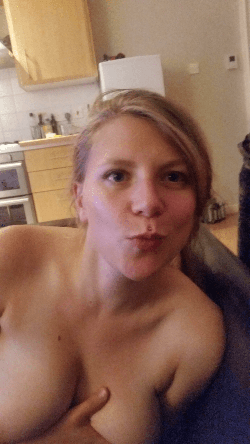 Hi r/cuckold, gf is blowing you a kiss!