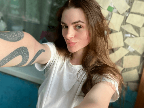 Who wants to see my tits?