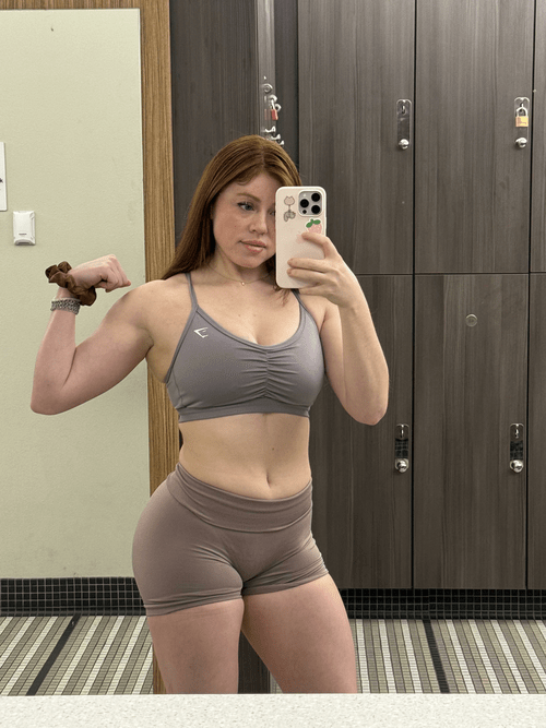 Rocking my pale skin at the gym! Paired with some little gym shorts and a sports bra of course ?