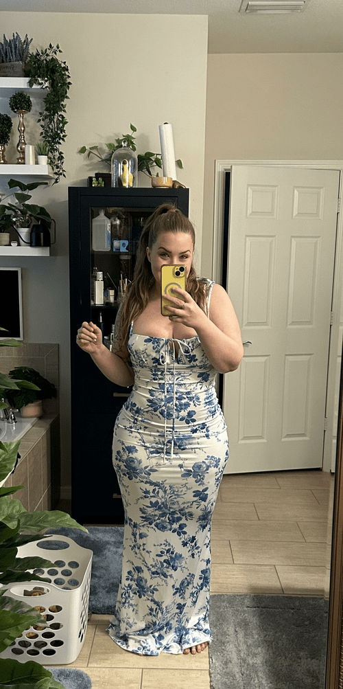 Curvy MILF in a sexy dress (f)