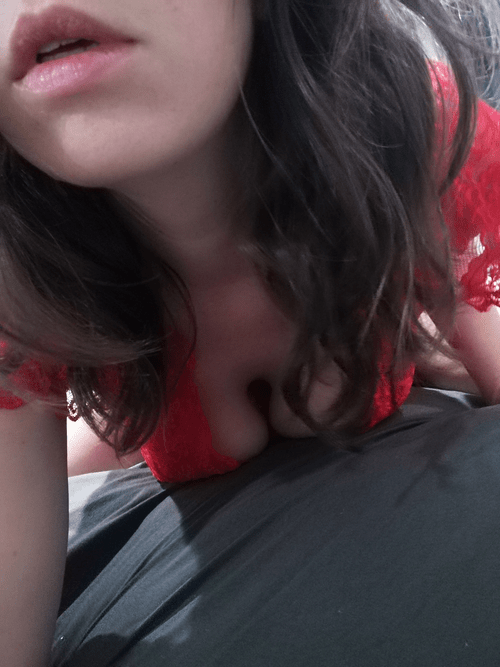 My first post here. Do you like MILFs in red?