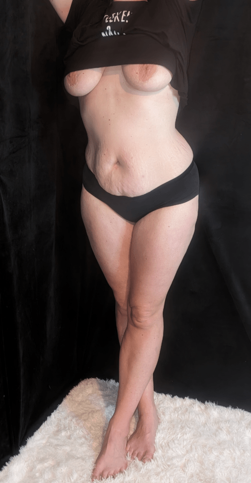 Just a curvy hotwife showing you my curves